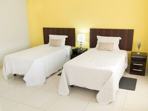 Standard Twin Room | Desk, iron/ironing board, cribs/infant beds, free WiFi - Veronica Hotel Boutique (Santa Cruz)