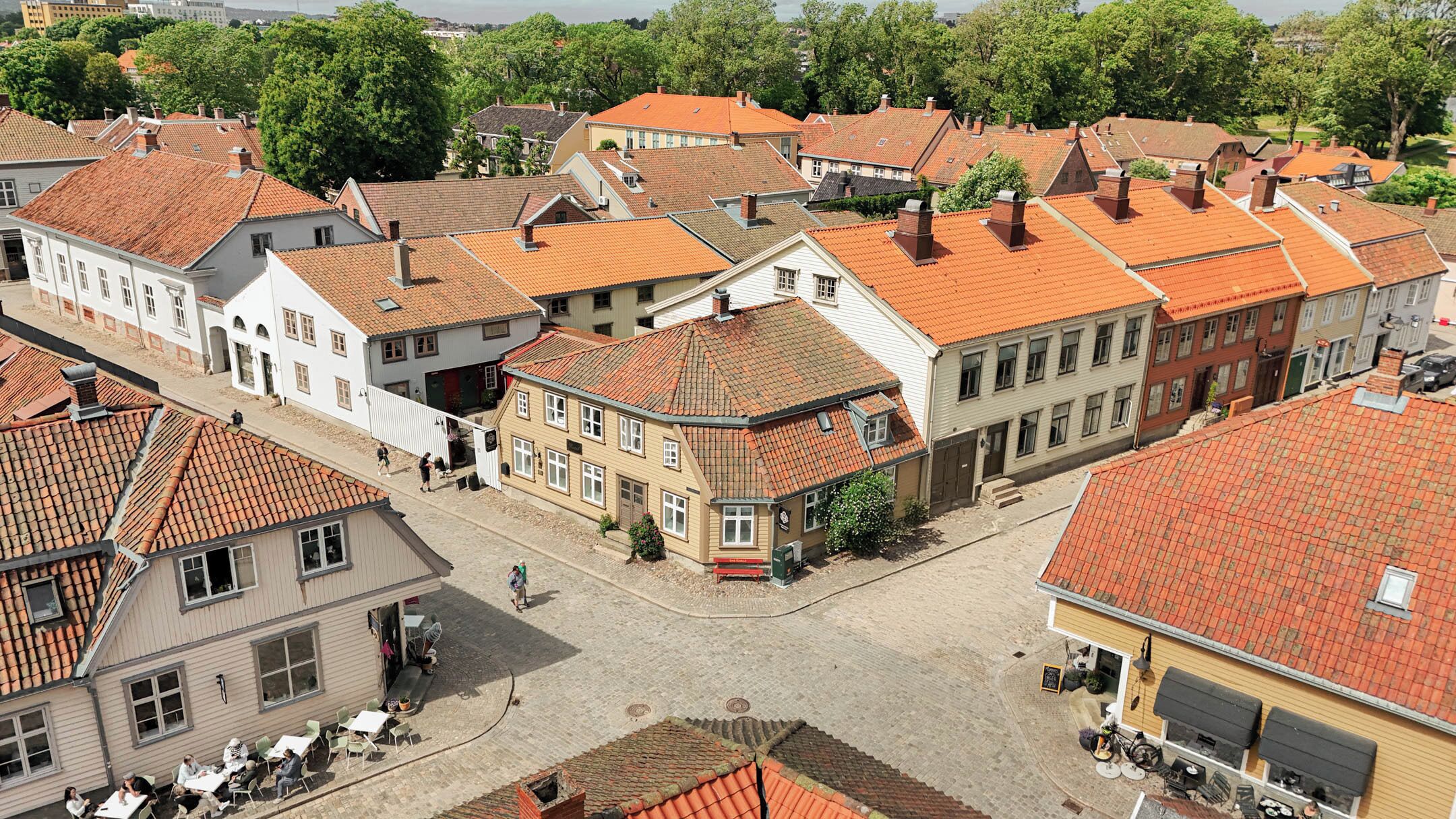 Een Europees stadsplein met traditionele gebouwen, kinderaardige straatjes en terrassen.