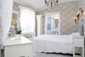 Habitación estándar con 1 cama matrimonial o 2 individuales | Decoración personalizada, muebles diferentes y cortinas blackout 