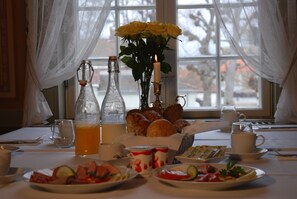 Petit-déjeuner buffet (195 NOK par personne)