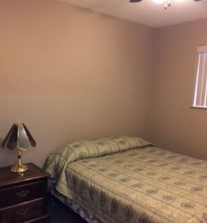 Family Suite, 2 Queen Beds, Kitchenette | 1 bedroom, free wired internet - FRASER BRIDGE INN & RV PARK (Quesnel)