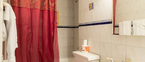 Un bagno con doccia, wc e lavandino.