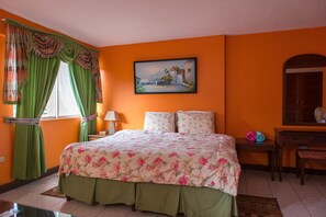 Estúdio econômico, 1 cama King, cozinha americana, vista para o pátio | Roupas de cama premium, ferros/tábuas de passar roupa, Wi-Fi de cortesia