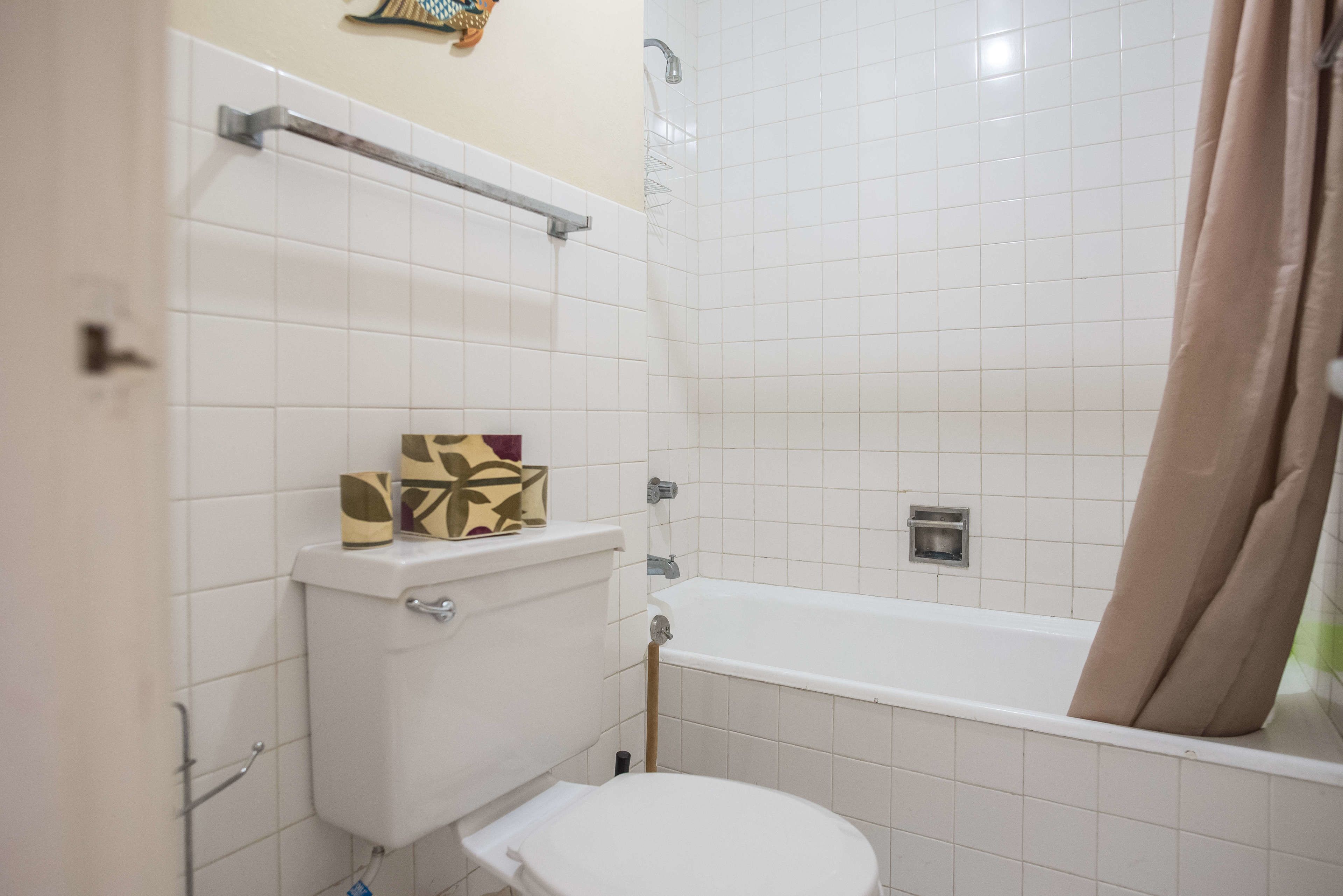 Ein Badezimmer mit Toilette, Badewanne und Dusche.