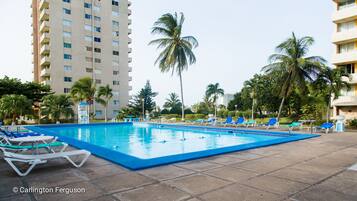 Una piscina al aire libre