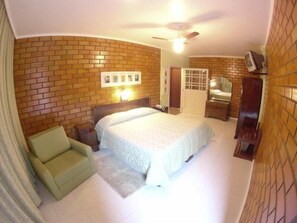 Rideaux occultants, lits bébé (gratuits), Wi-Fi gratuit, draps fournis