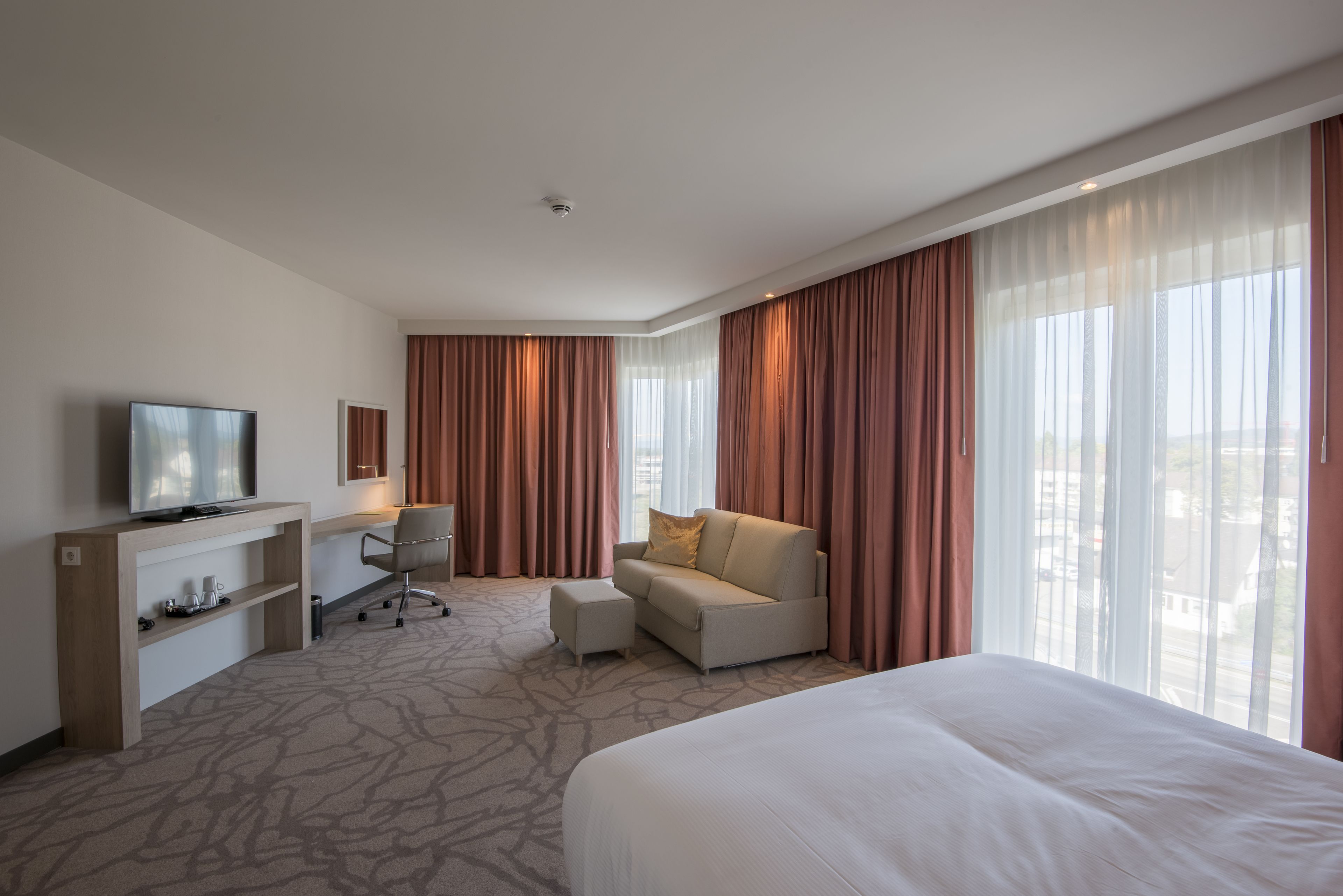 room, 1 queen bed, non smoking, corner | living area | 40-inch flat-screen tv with cable channels, tv