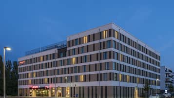 Fassade der Unterkunft – Abend/Nacht