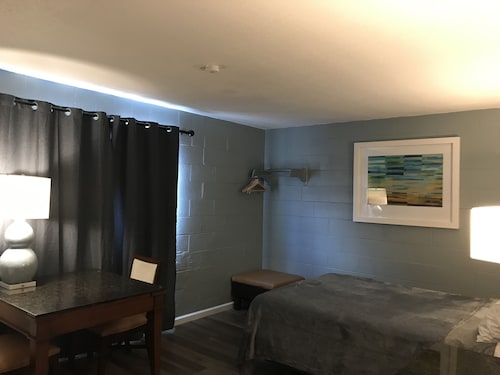 Lamplighter Motel
