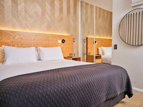 Ropa de cama de alta calidad, colchones con pillow-top y minibar . Maya Maya at Mandoon Estate