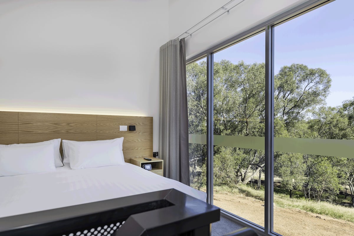 executive suite, 1 king bed, balcony, river view | 1 bedroom, premium bedding, pillow-top beds, minibar