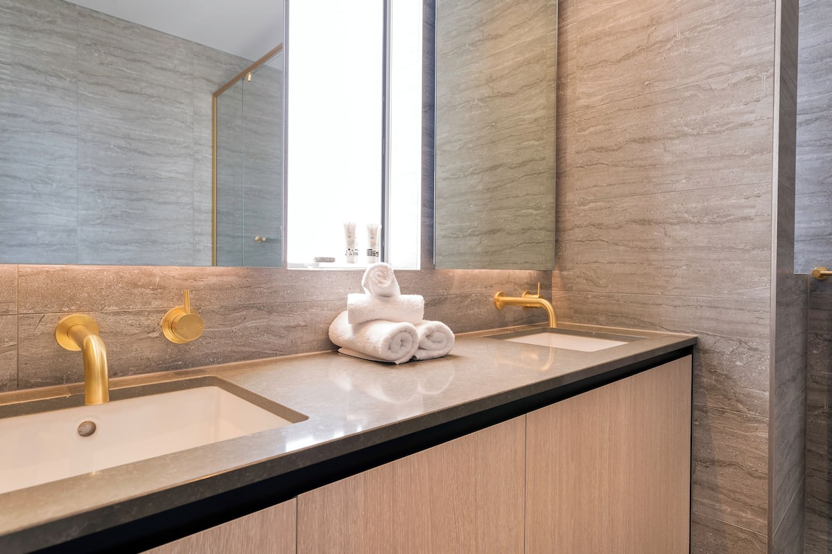 executive suite, 1 king bed, balcony, river view | bathroom sink