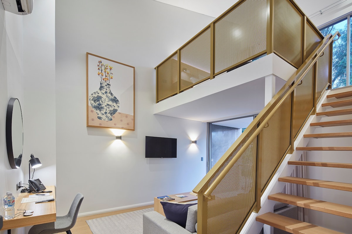 executive suite, 1 king bed, balcony, river view | living area | 42-inch lcd tv with digital channels, tv