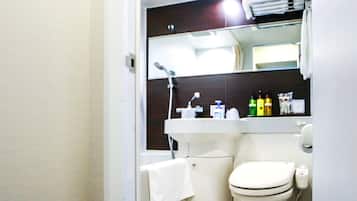 Ducha y bañera combinadas, secador de pelo, zapatillas y toallas
