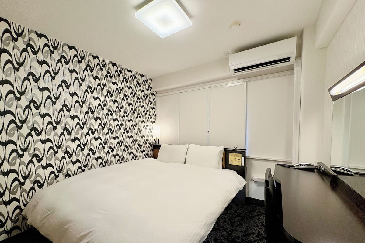 Down duvets, desk, laptop workspace, free WiFi