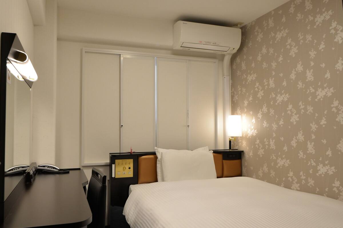Down duvets, desk, laptop workspace, free WiFi