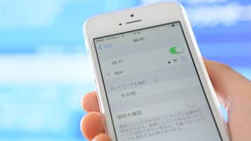 办公桌、笔记本电脑工作区、免费 WiFi