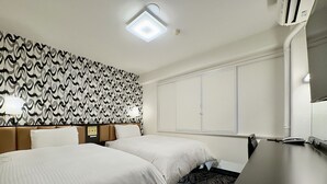 A hotel room with two beds, a desk, a mirror, a patterned wall, and a ceiling light. - APA Hotel Saitama Ageo Ekimae (Ageo)