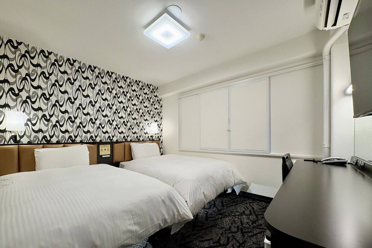 Down duvets, desk, laptop workspace, free WiFi