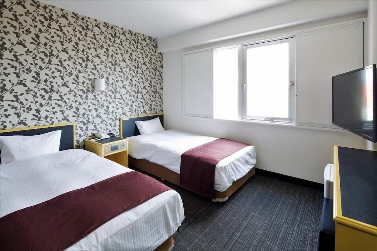Twin Room, Non Smoking | Desk, free WiFi