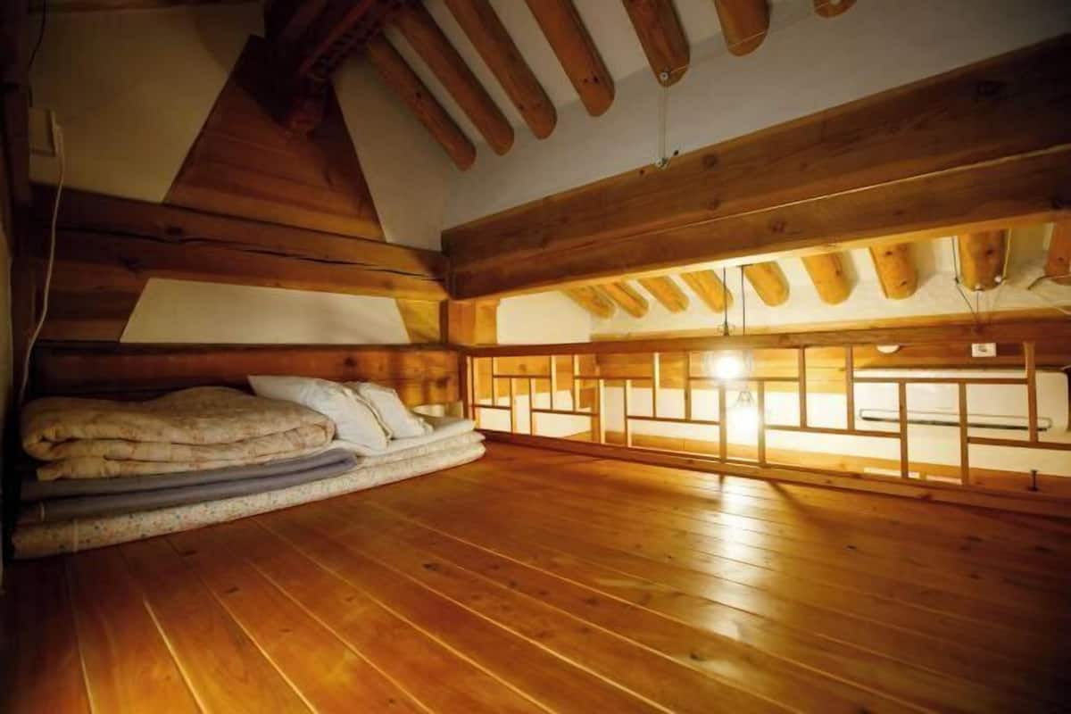 1 habitación, insonorización, wifi gratis y ropa de cama