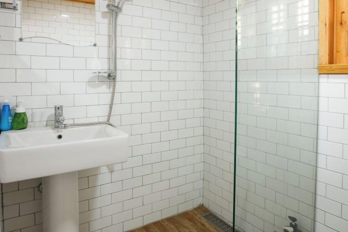 Bathroom | Shower, free toiletries, hair dryer, slippers