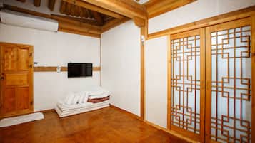 Deluxe Triple Room, Non Smoking, Private Bathroom (Ondol) | 1 bedroom, soundproofing, free WiFi, bed sheets