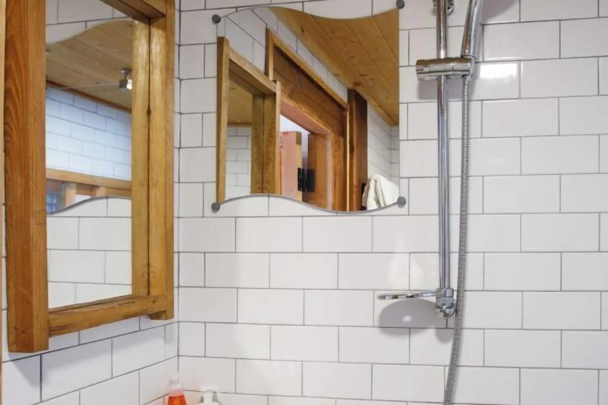 Douche, articles de toilette (gratuits), séchoir à cheveux, pantoufles