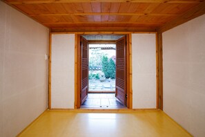 Sistema de insonorización, wifi gratis y ropa de cama 