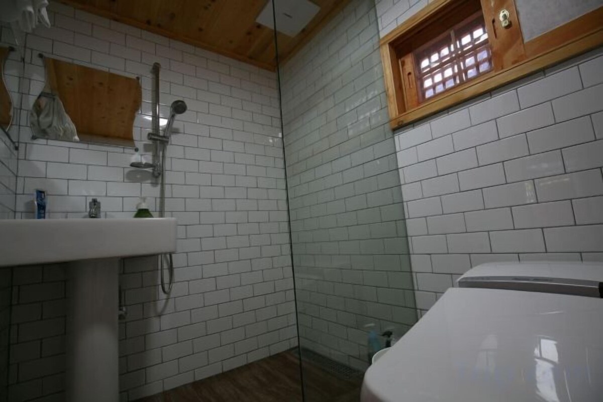 Bathroom | Shower, free toiletries, hair dryer, slippers