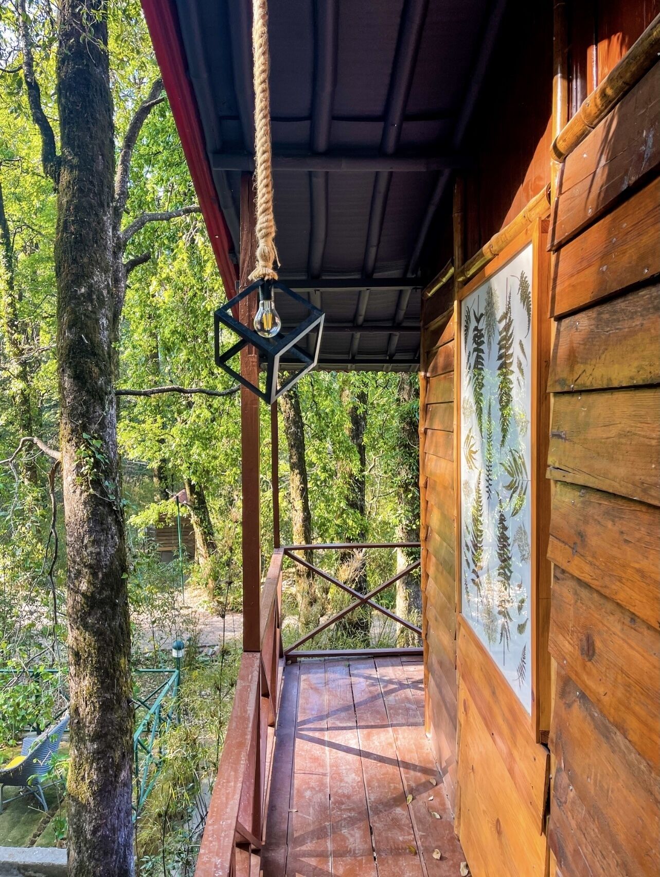 Una cabaña de madera con balcón que da a un área boscosa.