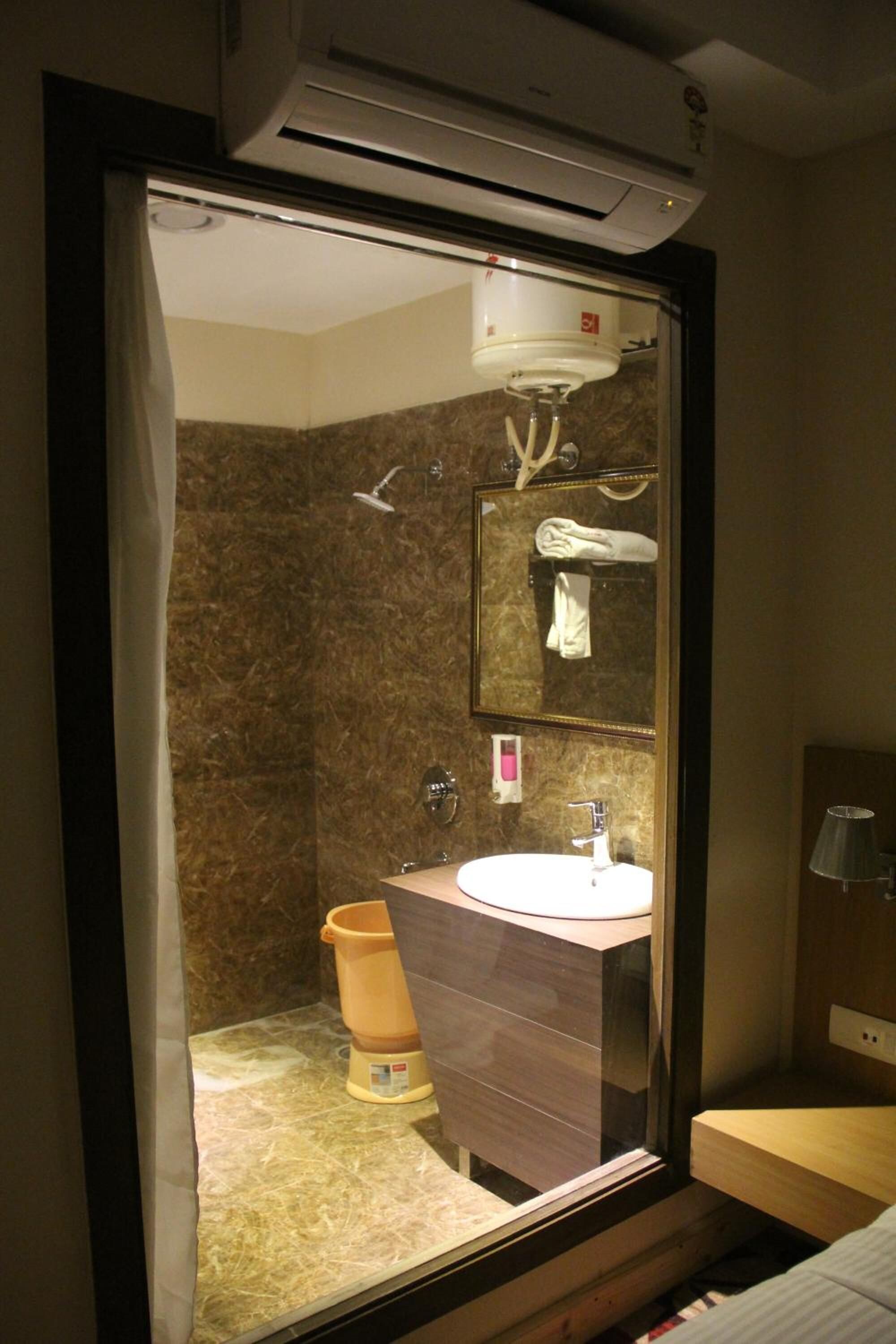 Un baño con ducha, lavabo y espejo.