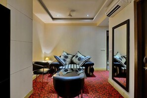 总统开间套房, 1 张特大床 | 起居区 | 32-英寸液晶电视 （配备有线频道）、电视