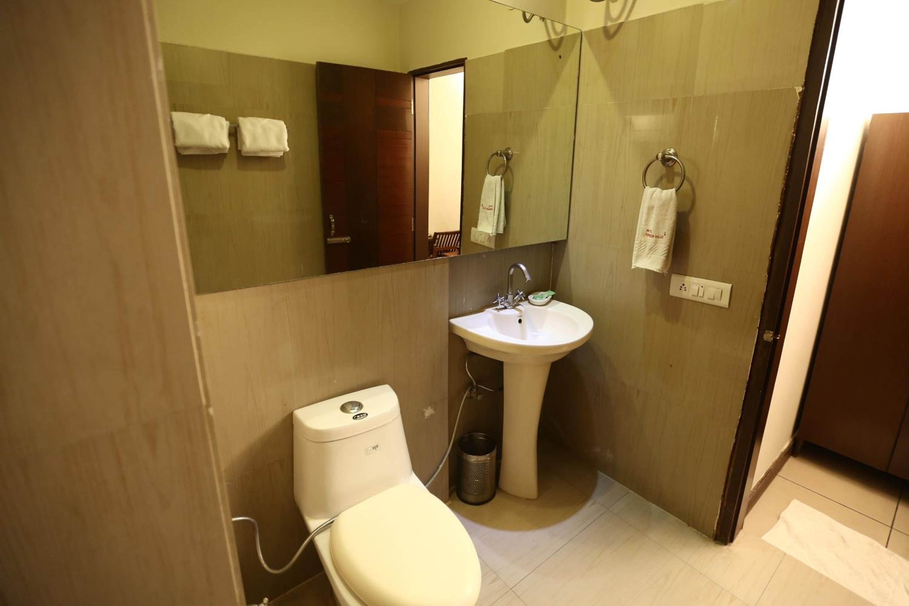 Un baño pequeño con inodoro, lavabo y espejo.