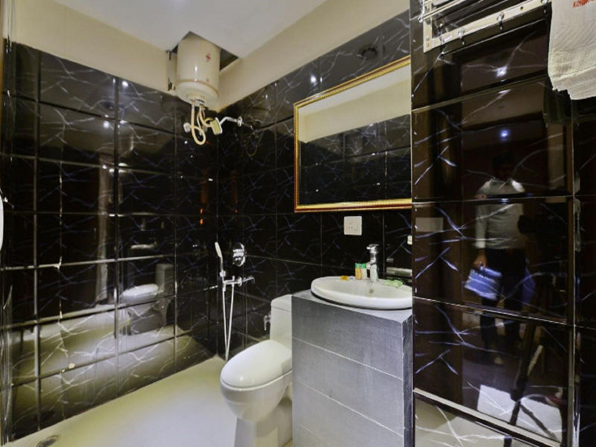 Suite Studio Exécutive, non-fumeurs | Salle de bain | Douche, articles de toilette gratuits, sèche-cheveux, chaussons