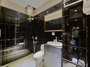 Executive studio suite, niet-roken | Badkamer | Een douche, gratis toiletartikelen, een haardroger, pantoffels