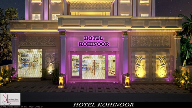Un hotel de varios pisos con una entrada destacada, señalización iluminada y decoración luminosa.