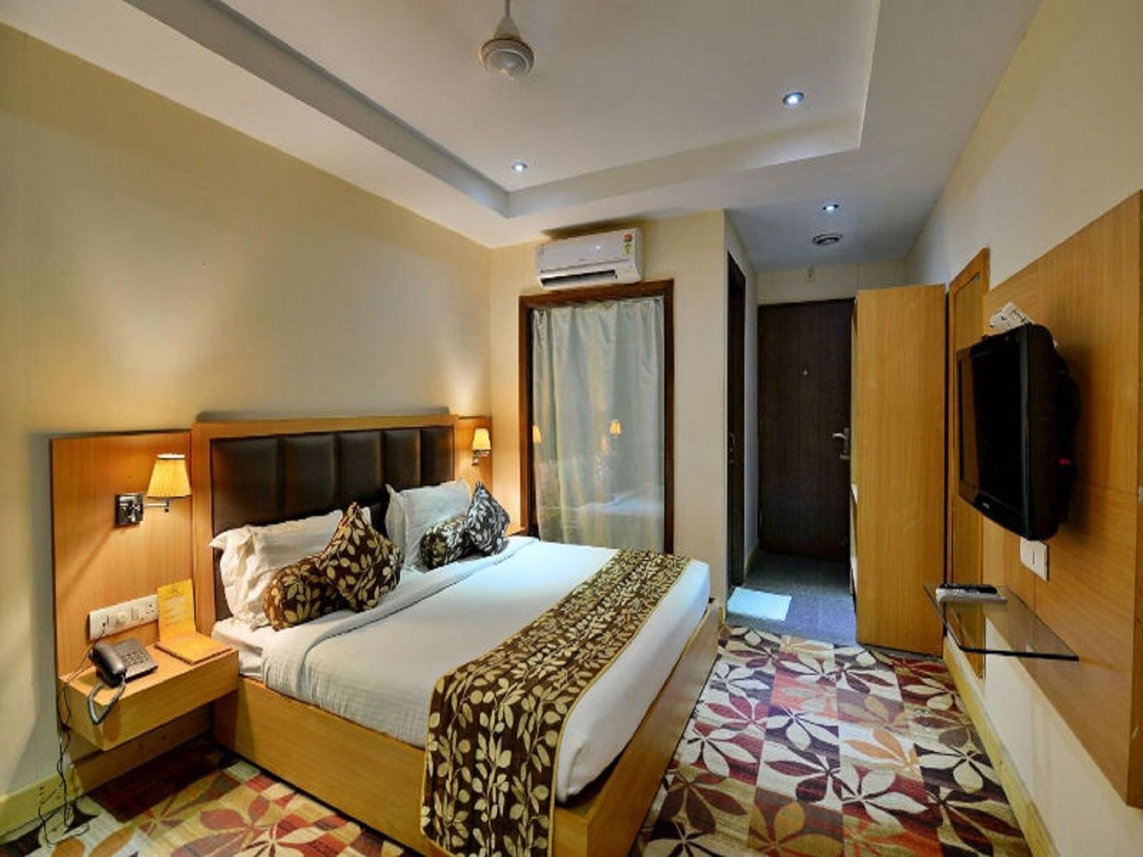 Minibar, desk, soundproofing, iron/ironing board