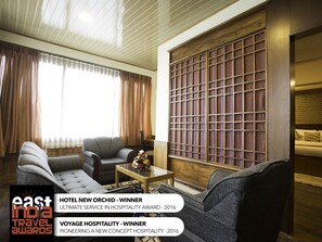 Habitación Royal doble, 1 cama de matrimonio grande, fumadores, vistas a la colina | Zona de estar | Una televisión de pantalla plana