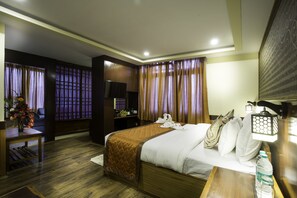 Royal-Doppelzimmer, 1 King-Bett, Raucher, Hügelblick