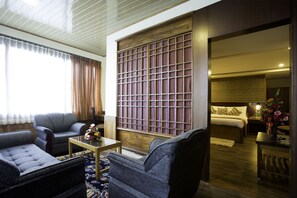 Royal-Doppelzimmer, 1 King-Bett, Raucher, Hügelblick | Wohnbereich