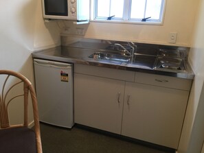 Disability Access Room | Iron/ironing board, rollaway beds, free WiFi, bed sheets - Coachman Motel (Taihape)