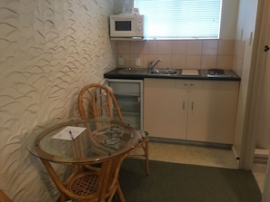 Executive Studio Unit | Private kitchenette | Fridge, microwave, coffee/tea maker, electric kettle - Coachman Motel (Taihape)