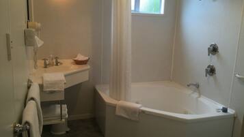 Deluxe Studio, Hot Tub | Bathroom | Shower, free toiletries, hair dryer, towels