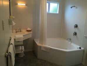 Estudio Deluxe, bañera de hidromasaje | Baño | Ducha, artículos de higiene personal gratuitos y secador de pelo