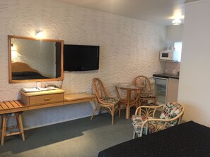 Executive Studio Unit | Iron/ironing board, rollaway beds, free WiFi, bed sheets - Coachman Motel (Taihape)