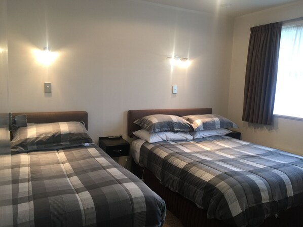 Family Unit 1 | Iron/ironing board, rollaway beds, free WiFi, bed sheets - Coachman Motel (Taihape)