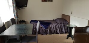 Apartamento familiar, 1 habitación (One) | Sala de estar | Una televisión de pantalla plana