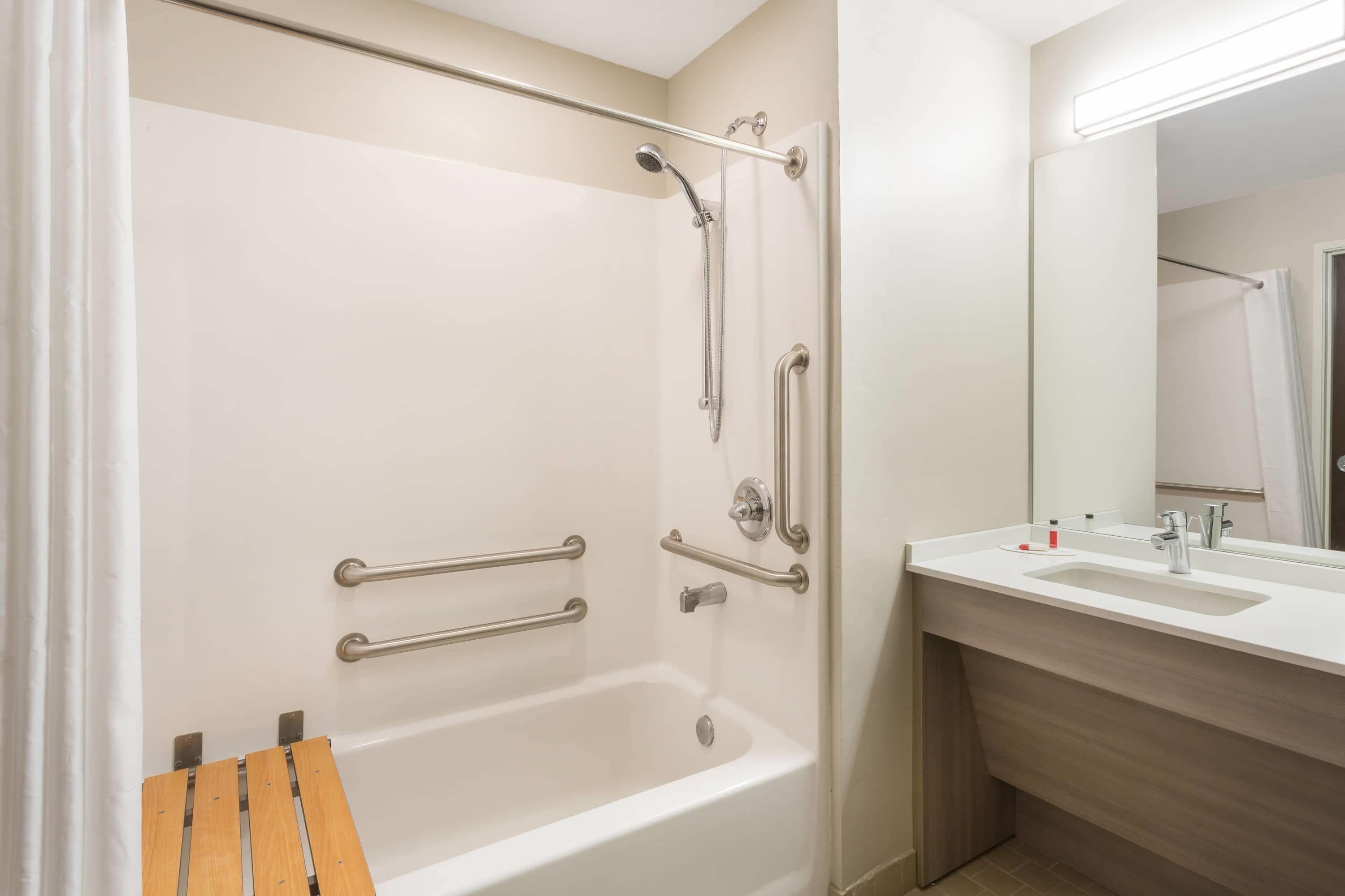 Un baño moderno con bañera, ducha y tocador.