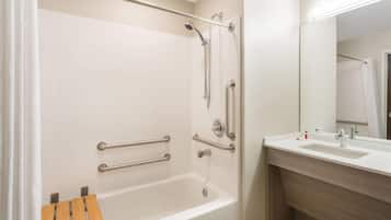 Un baño moderno con bañera, ducha y tocador.
